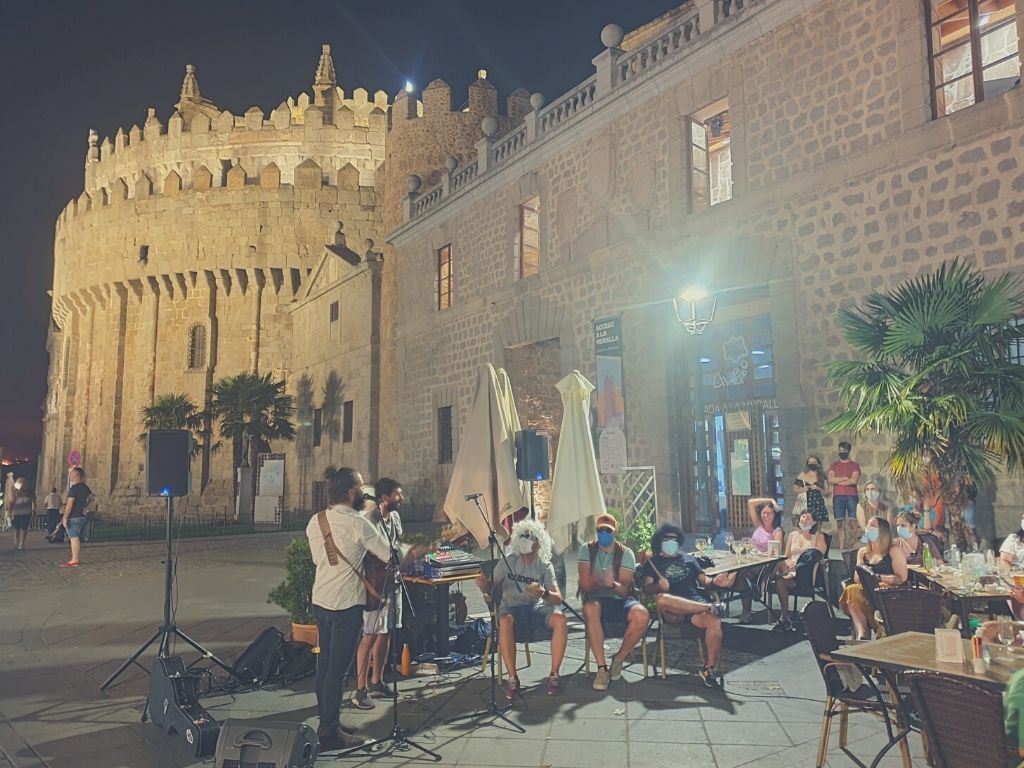música en directo en la muralla de Ávila de noche